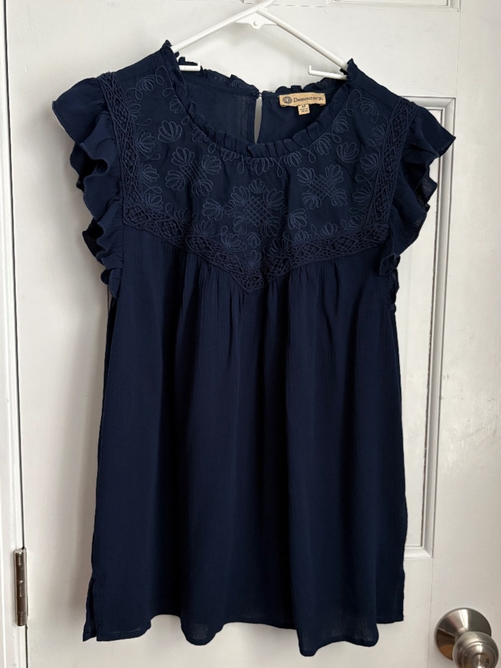 Sleeveless, ruffle edged top, Size M